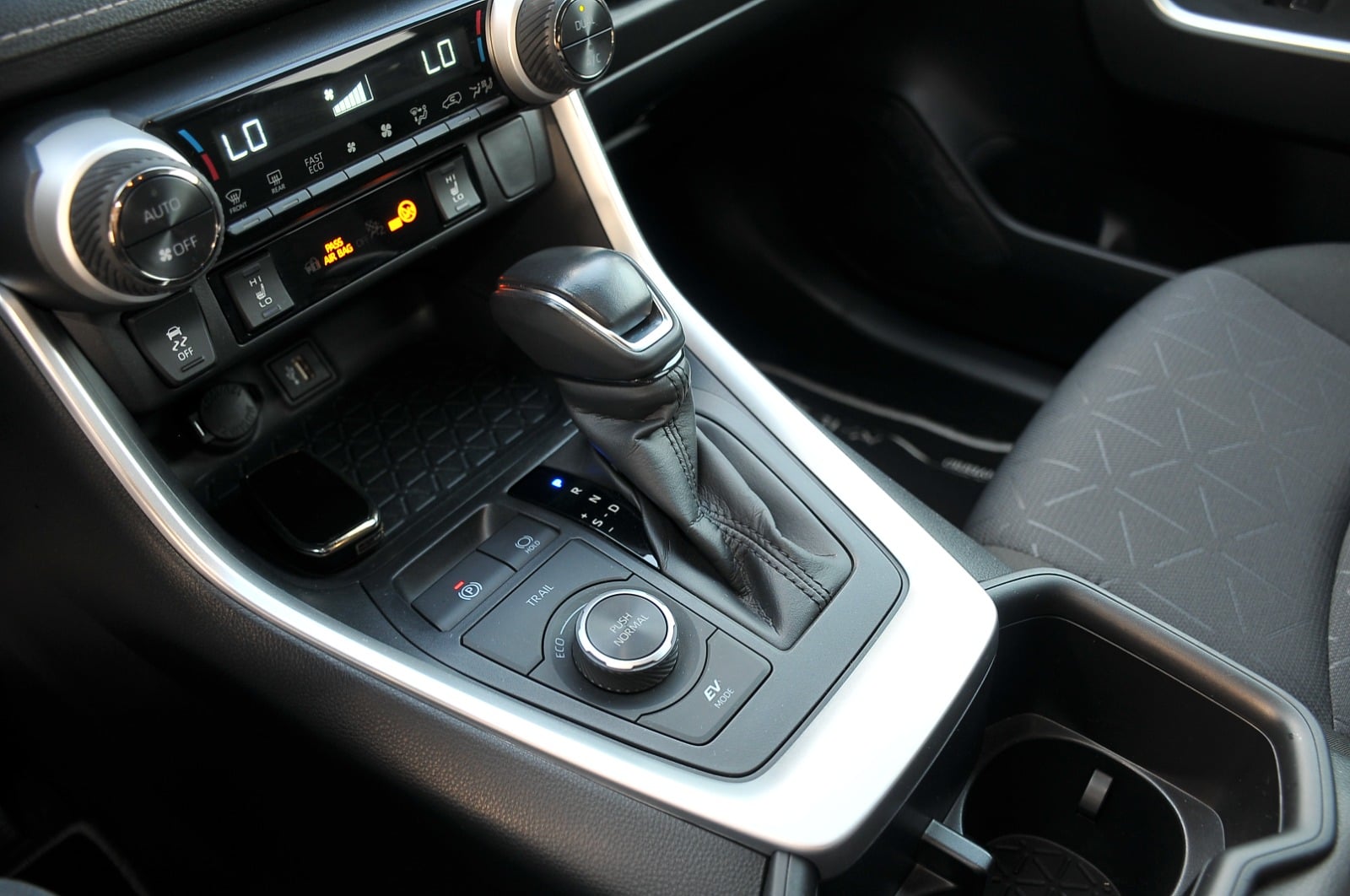 TOYOTA RAV4 2024 — imagine 8