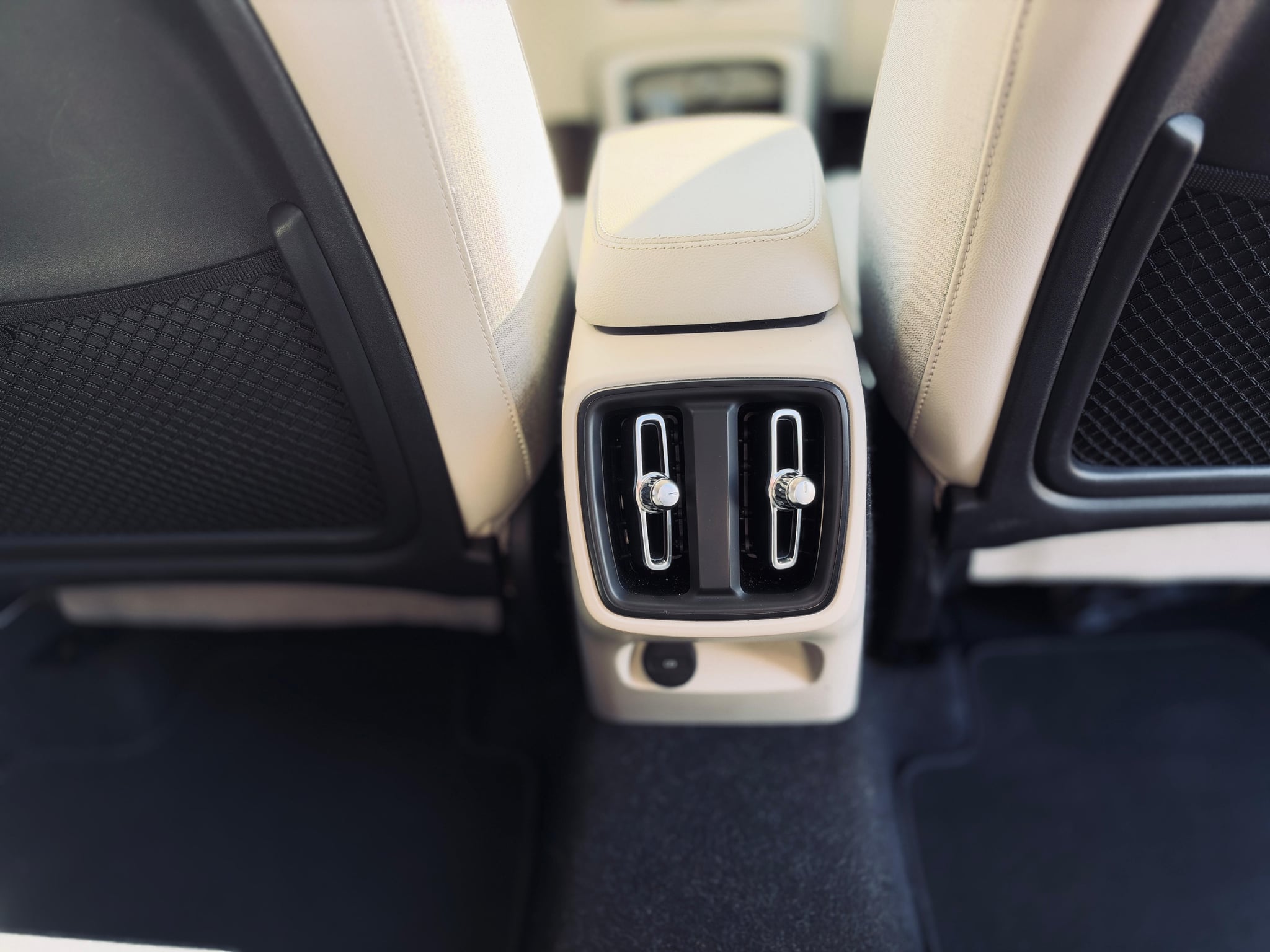 VOLVO XC40 2019 — imagine 11