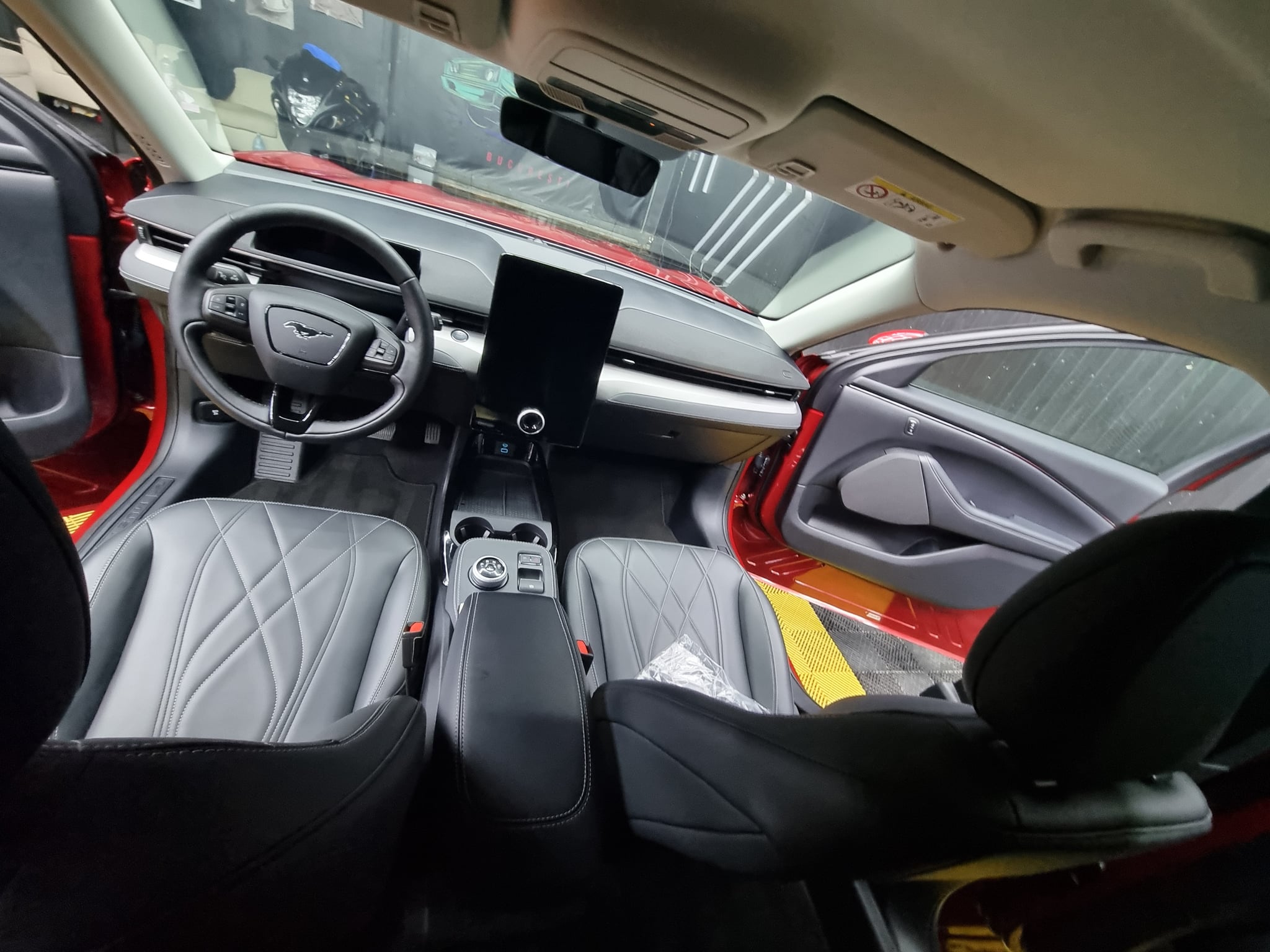 FORD Mustang Mach-E 2021 — imagine 3